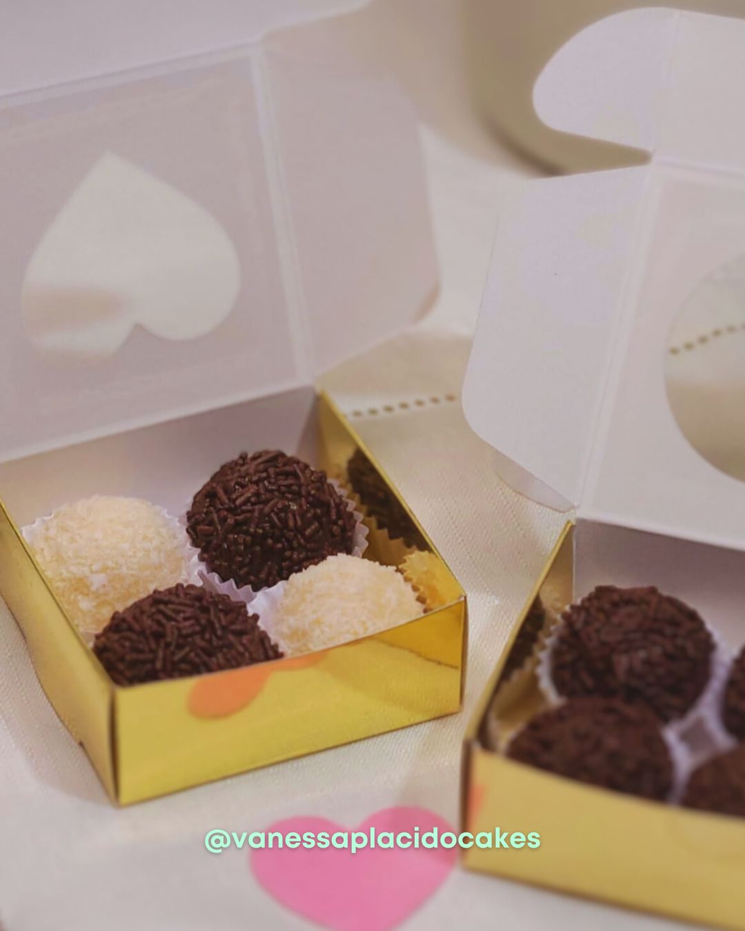 Chocolate ball/Coconut ball (Brigadeiro/Beijinho) 4pc - Gift